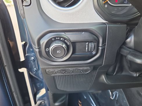 Used 2025 Jeep Wrangler Unlimited Sahara AWD/4WD image 30