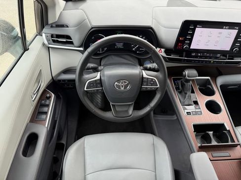 Used 2024 Toyota Sienna XLE image 29