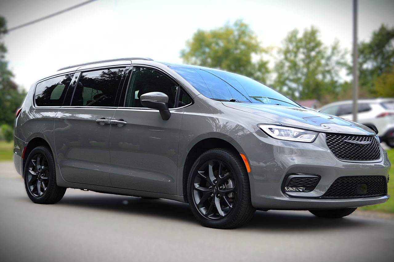 Used 2023 Chrysler Pacifica Touring-L w/ S Appearance Package AWD/4WD image 3