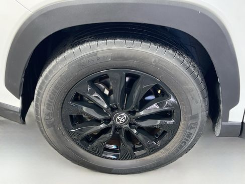 Used 2022 Toyota Corolla Cross LE image 13