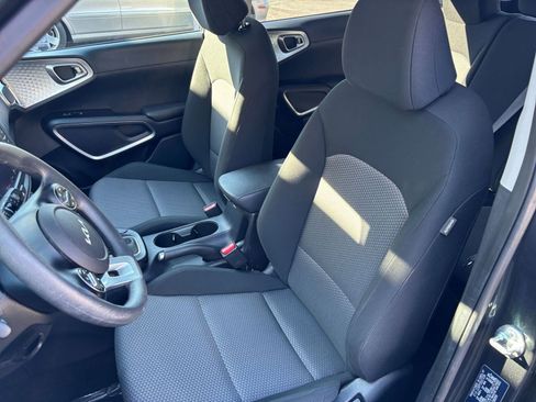 Used 2025 Kia Soul LX w/ LX Technology Package FWD image 34