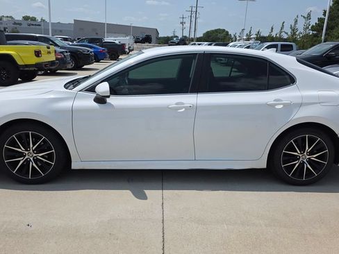 Used 2021 Toyota Camry SE FWD image 2