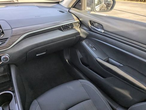 Used 2024 Nissan Altima 2.5 SV image 21