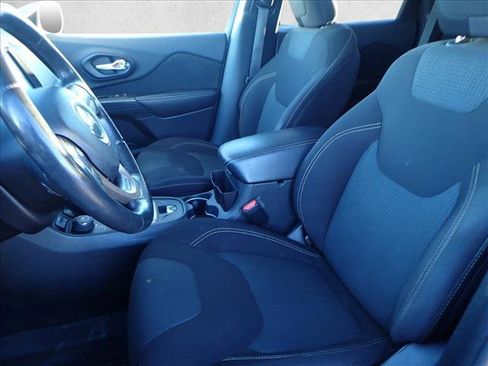 Used 2016 Jeep Cherokee Latitude w/ Cold Weather Group image 10