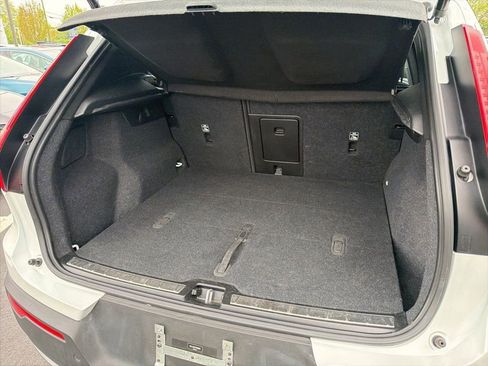 Used 2023 Volvo XC40 B5 Plus AWD/4WD image 8