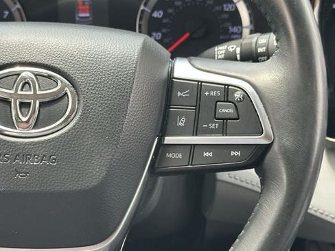 Used 2020 Toyota Highlander LE AWD/4WD image 16
