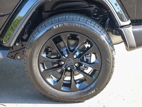 Used 2025 Jeep Wrangler Unlimited Sahara AWD/4WD image 7
