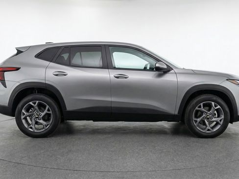 Used 2025 Chevrolet Trax LT FWD image 11