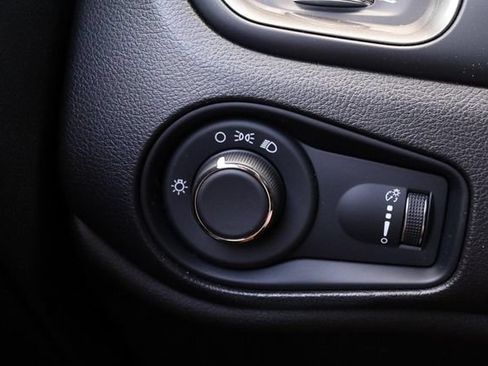 Used 2023 Jeep Renegade Latitude AWD/4WD image 21
