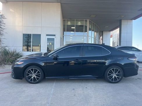 Used 2021 Toyota Camry SE FWD image 2