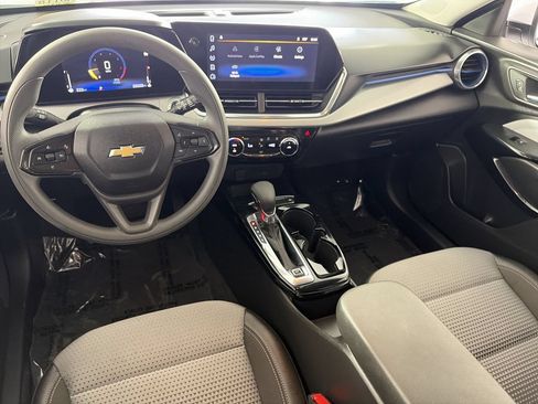 Used 2025 Chevrolet Trax LT FWD image 20