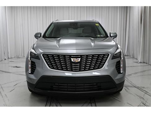 Used 2023 Cadillac XT4 Luxury w/ Cold Weather Package FWD image 3