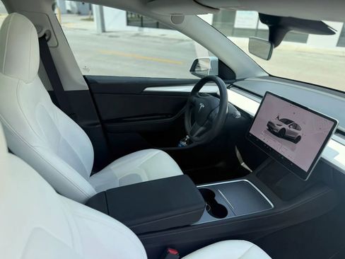 Used 2022 Tesla Model Y Long Range image 18