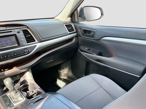 Used 2016 Toyota Highlander LE image 25