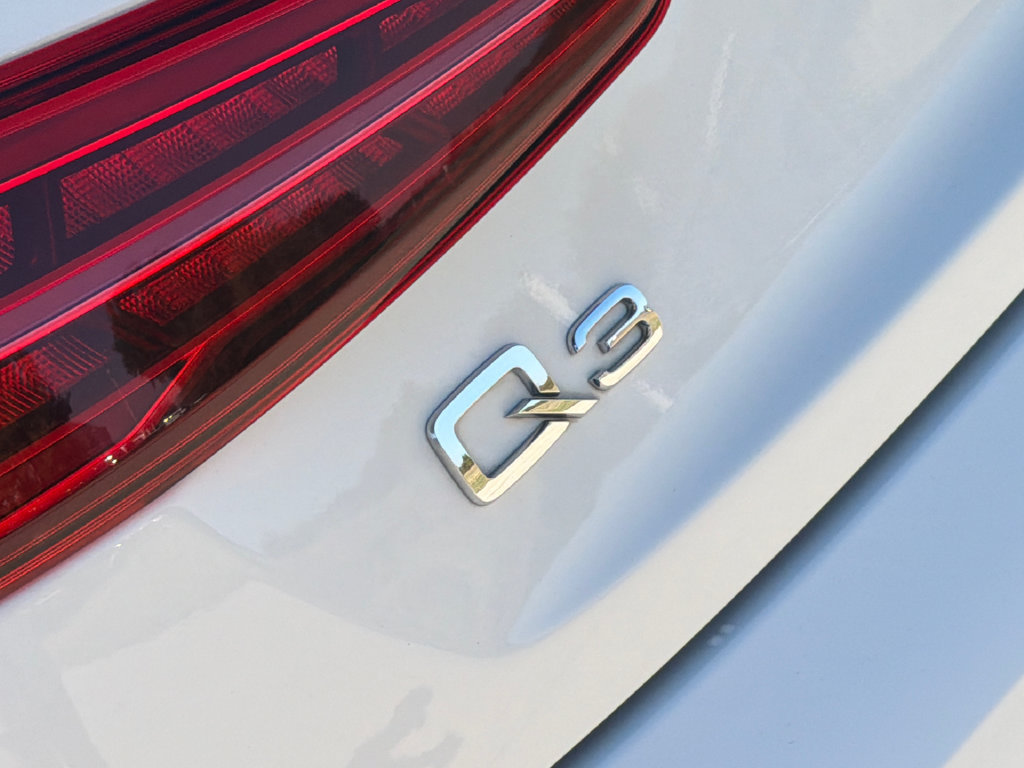 Used 2018 Audi Q3 2.0T Premium Plus w/ Premium Plus Package FWD image 9