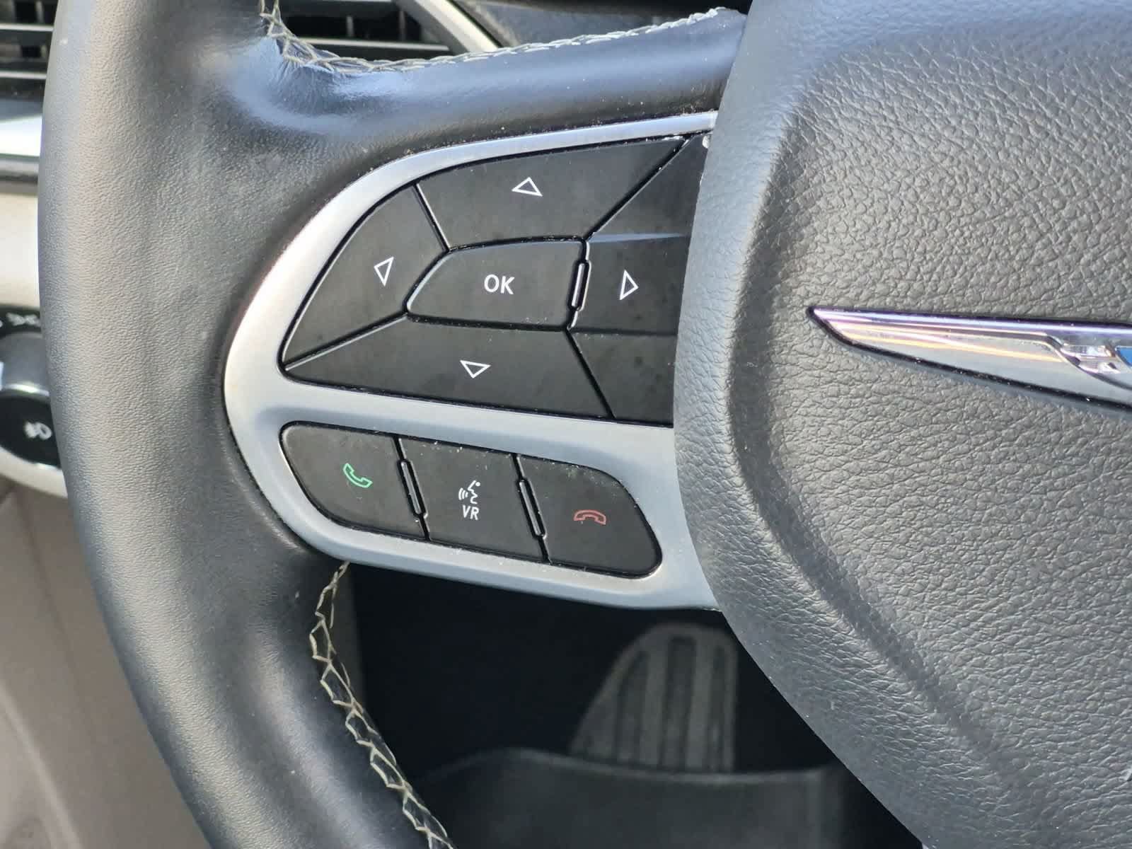 Used 2020 Chrysler Pacifica Touring-L w/ Advanced Safetytec Group FWD image 23
