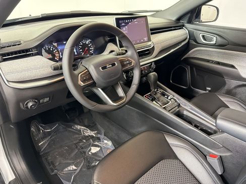 Used 2024 Jeep Compass Latitude image 4