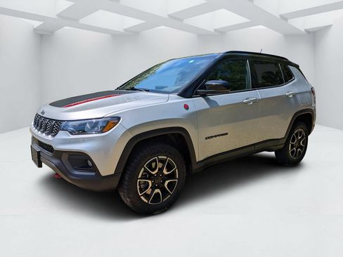 Used 2025 Jeep Compass Trailhawk AWD/4WD image 7