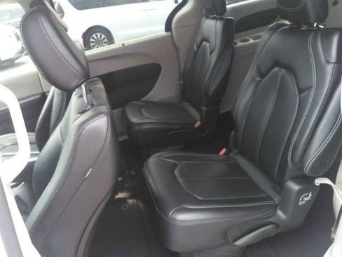 Used 2024 Chrysler Pacifica Touring-L FWD image 6