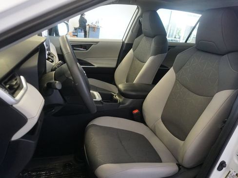 Used 2025 Toyota RAV4 XLE w/ Convenience Package AWD/4WD image 17