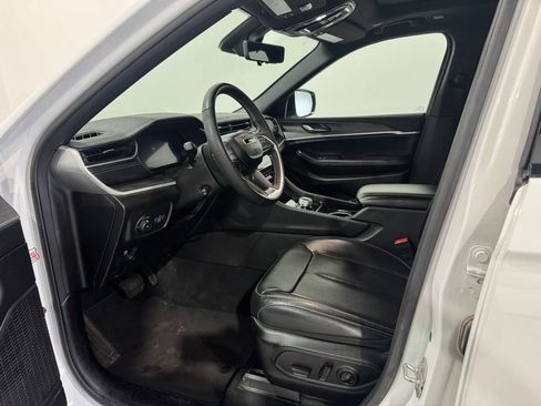 Used 2024 Jeep Grand Cherokee Limited w/ Luxury Tech Group II AWD/4WD image 16