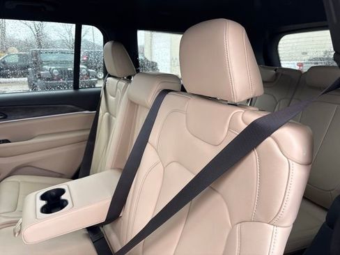 Used 2025 Jeep Grand Cherokee L Limited image 22