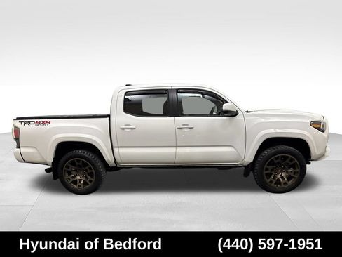 Used 2020 Toyota Tacoma TRD Sport w/ TRD Premium Sport Package AWD/4WD image 4