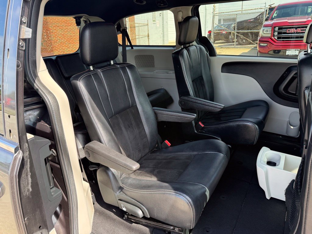 Used 2017 Dodge Grand Caravan SXT w/ Rear Park Assist Package FWD image 19