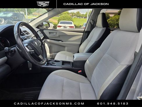 Used 2017 Toyota Camry SE FWD image 6