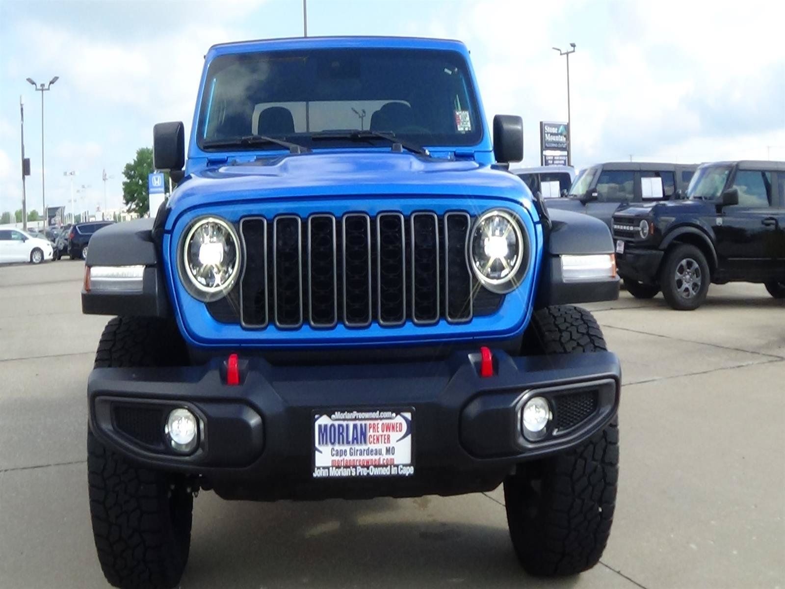 Used 2024 Jeep Gladiator Rubicon w/ Convenience Group AWD/4WD image 3