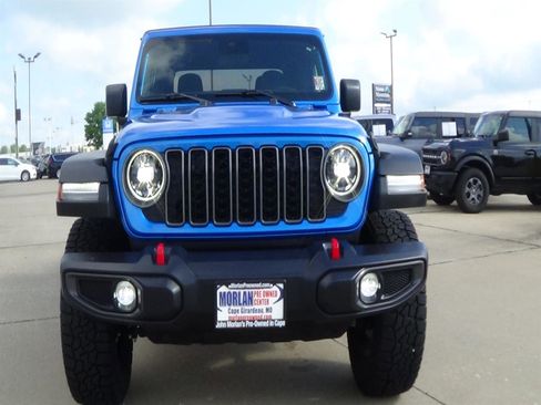 Certified 2024 Jeep Gladiator Rubicon w/ Convenience Group AWD/4WD image 3