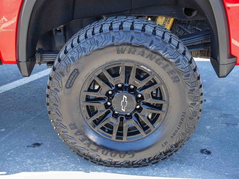 Used 2024 Chevrolet Silverado 2500 ZR2 w/ Technology Package AWD/4WD image 10