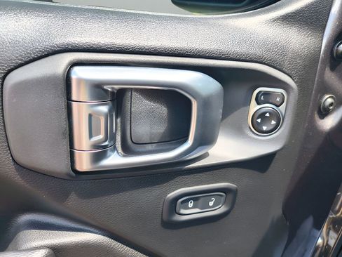 Used 2024 Jeep Gladiator Sport AWD/4WD image 9