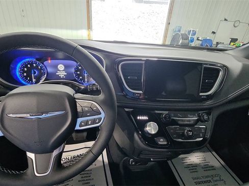 New 2026 Chrysler Pacifica Select image 10