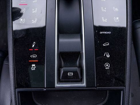 Used 2023 Porsche Macan Turbo image 31