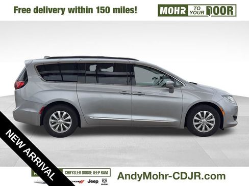 Used 2018 Chrysler Pacifica Touring-L image 8