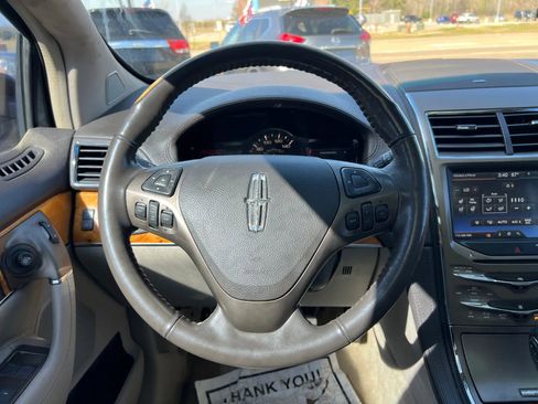 Used 2012 Lincoln MKX FWD image 17