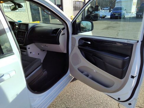 Used 2018 Dodge Grand Caravan SE w/ UConnect Hands-Free Group image 18