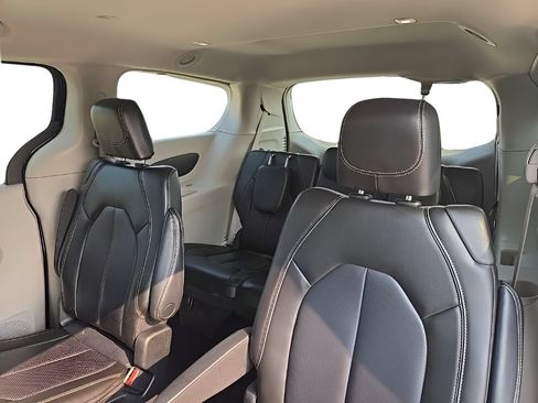 Used 2023 Chrysler Pacifica Touring-L FWD image 32