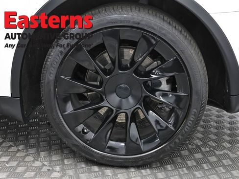Used 2022 Tesla Model Y Long Range image 30