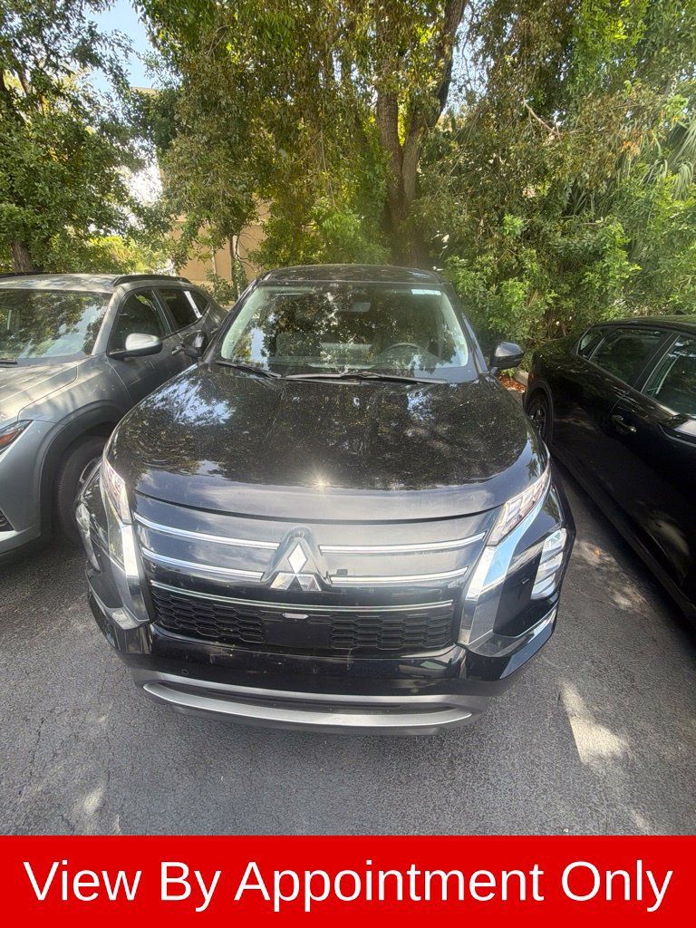 Used 2025 Mitsubishi Outlander SE AWD/4WD image 2