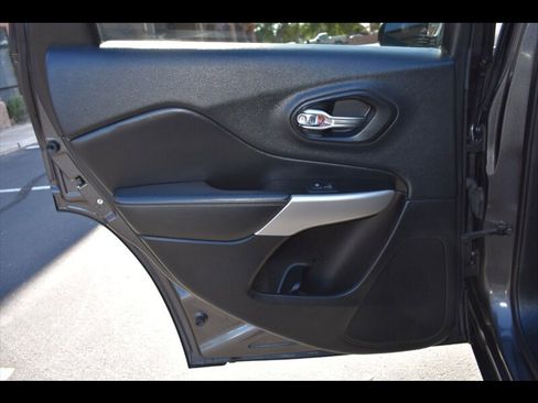 Used 2018 Jeep Cherokee Latitude Plus image 22