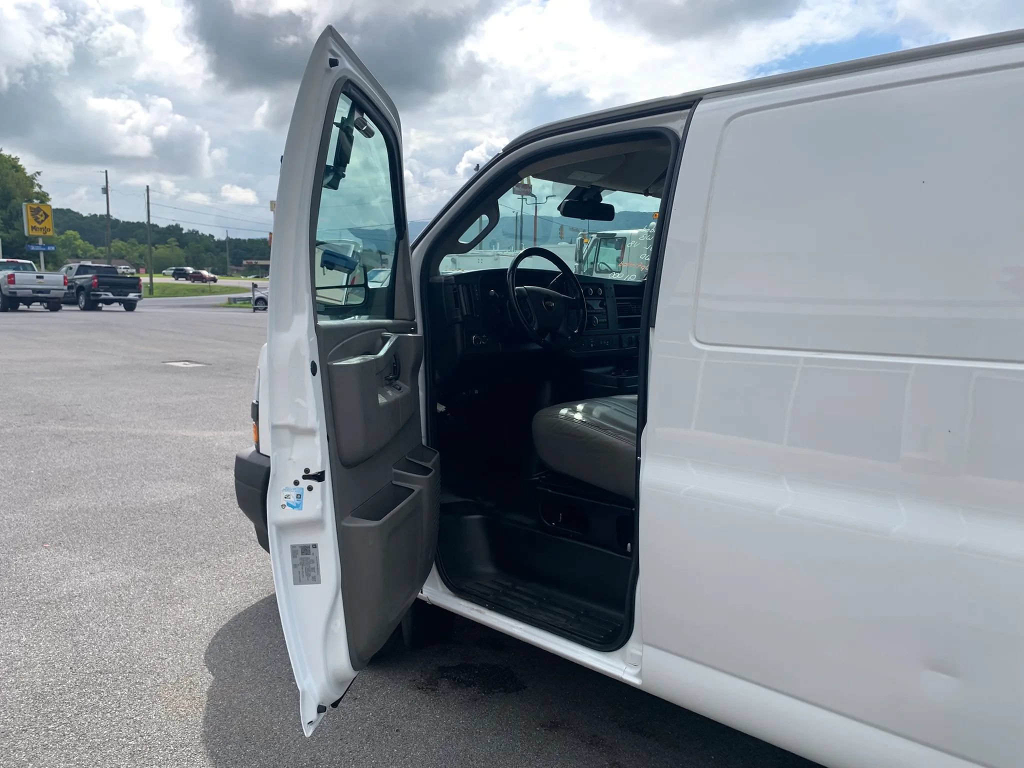 Used 2020 Chevrolet Express 3500 Extended w/ Driver Convenience Package RWD image 8