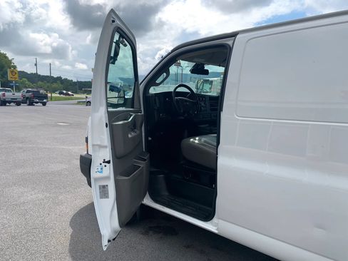 Used 2020 Chevrolet Express 3500 Extended w/ Driver Convenience Package RWD image 8
