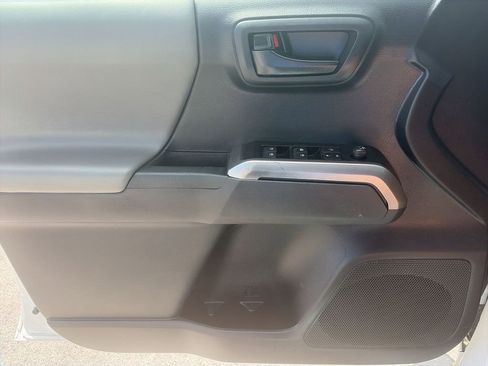 Used 2020 Toyota Tacoma SR5 AWD/4WD image 27