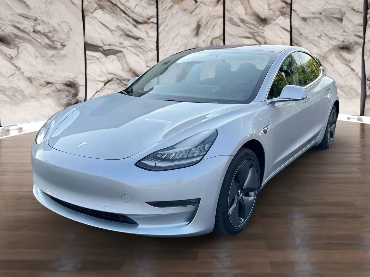 Used 2018 Tesla Model 3 Long Range RWD image 3