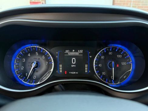 Used 2018 Chrysler Pacifica Touring-L FWD image 9
