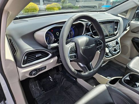 Used 2024 Chrysler Pacifica Touring-L FWD image 18