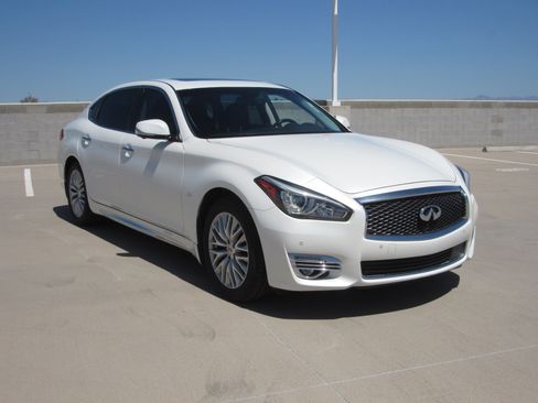Used 2016 INFINITI Q70 L 3.7 w/ Deluxe Touring Package image 2