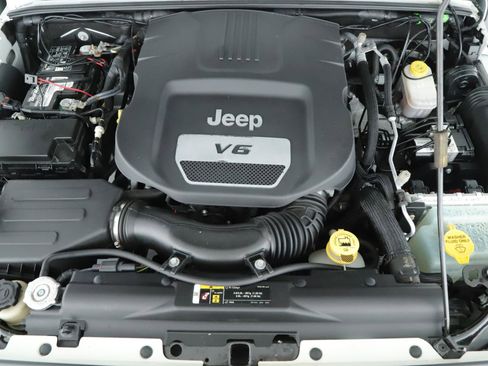 Used 2017 Jeep Wrangler Unlimited Sahara w/ Connectivity Group AWD/4WD image 14